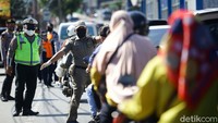 Petugas gabungan melakukan razia di check point perbatasan Tanggerang dan Jakarta, Ciledug, Minggu (24/5/2020).