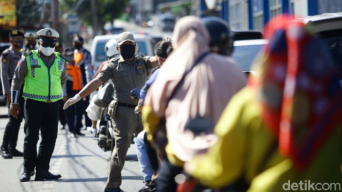 Antisipasi Mudik Lokal, Petugas Gabungan Perketat Pengamanan Ratusan personel Satpol PP dan petugas gabungan memperketat pengamanan di Ibu Kota. Hal itu dilakukan guna mencegah warga melakukan mudik lokal di saat Lebaran.