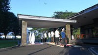 Seperti diketahui, sebelumnya pemerintah bersama Majelis Ulama Indonesia (MUI) mengeluarkan imbauan meminta masyarakat tidak melaksanakan salat Idul Fitri 1441 Hijriah besok di masjid atau lapangan. Imbauan itu untuk mencegah adanya kerumunan masa yang dapat menimbulkan penularan COVID-19. Istimewa/Dok. Muchlis Jr - Biro Pers Sekretariat Presiden.
