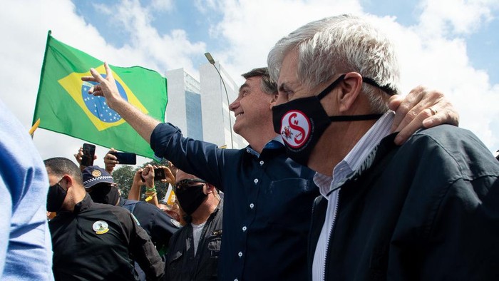 Presiden Brasil Jair Bolsonaro ikut turun ke jalan dan berbicara di hadapan para pendukungnya. Dia menyapa pendukungnya dengan tidak memakai masker.