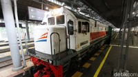Kereta Luar Biasa  jurusan Gambir- Surabaya Pasar  Turi  tersebut hanya membawa dua gerbong penumpang dan satu gerbong barang.