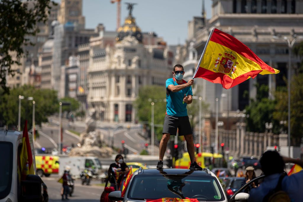 Ribuan warga Spanyol turun ke jalan untuk memprotes langkah-langkah lockdown (penguncian) yang diterapkan untuk mengendalikan penyebaran virus Corona.