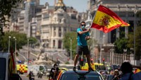 Mereka juga mengibarkan bendera Spanyol sepanjang aksi memprotes lockdown.