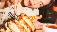 Burger berlapis-lapis ini jadi salah satu makanan kesukaan Sungjae yang mampu ia habiskan sendirian. Foto: Instagram @yook_can_do_it