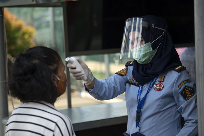 Warga menunggu giliran untuk bersilaturahmi dengan warga binaan Lembaga Pemasyarakatan Kelas I Cipinang di Jakarta, Senin (25/5/2020). Kementerian Hukum dan HAM meniadakan kunjungan secara fisik terhadap warga binaan Lapas maupun Rutan saat Hari Raya Idul Fitri 1441 Hijriah untuk mengantisipasi penyebaran COVID-19 dan menggantikannya dengan menyediakan fasilitas komunikasi berbasis panggilan video. ANTARA FOTO/Aditya Pradana Putra/wsj.