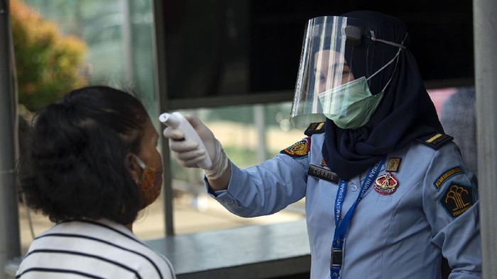 Warga menunggu giliran untuk bersilaturahmi dengan warga binaan Lembaga Pemasyarakatan Kelas I Cipinang di Jakarta, Senin (25/5/2020). Kementerian Hukum dan HAM meniadakan kunjungan secara fisik terhadap warga binaan Lapas maupun Rutan saat Hari Raya Idul Fitri 1441 Hijriah untuk mengantisipasi penyebaran COVID-19 dan menggantikannya dengan menyediakan fasilitas komunikasi berbasis panggilan video. ANTARA FOTO/Aditya Pradana Putra/wsj.