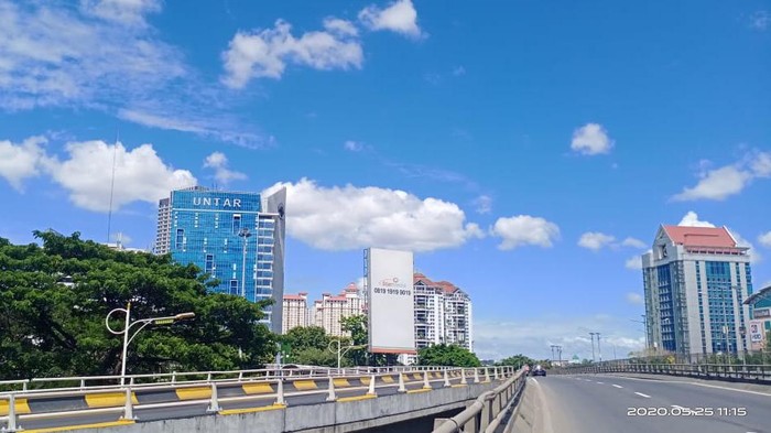 Langit cerah Jakarta saat Idul Fitri 2020.