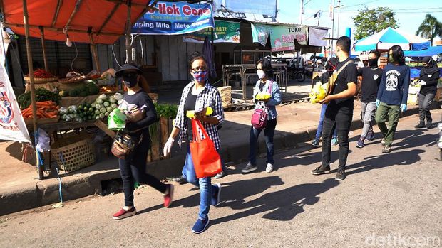 Relawan sisir kucing liar di sejumlah pasar tradisional di Solo, Senin (25/5/2020).