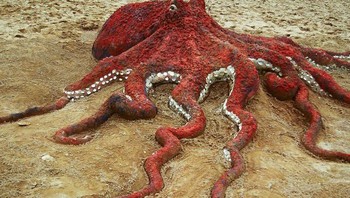 Selain pasir, ia juga menggunakan bahan lain seperti abu,  serbuk arang batu, serbuk tanah liat, serbuk batu dengan pelbagai warna, pecahan kaca, dan sebagainya. (Foto: Dok. Andoni Bastarrika)