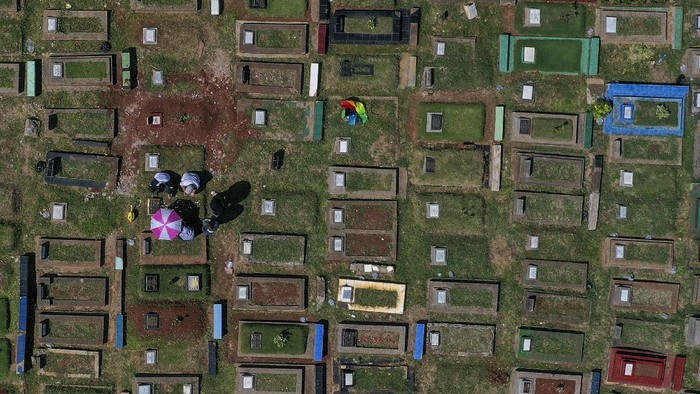 Warga melakukan ziarah kubur di Tempat Pemakaman Umum (TPU) Karet Bivak, Jakarta, Senin (25/5/2020). Tradisi ziarah kubur pada Hari Raya Idul Fitri masih dilakukan warga meskipun sudah ada imbauan untuk tidak berkerumun sesuai aturan PSBB yang masih diberlakukan di Provinsi DKI Jakarta. ANTARA FOTO/Galih Pradipta/wsj.