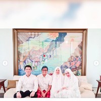 Pada Hari Lebaran 2020 ini, bukan hanya Syahrini yang memakai mukena berhiaskan emas 24 karat ini. Adiknya, Ai Syahrini, ibunya dan saudaranya yang lain juga mengenakan mukena serupa. Ibu mertuanya atau ibu Reino Barack yang biasanya dia sapa dengan nama Mama Reiko tampak memakai mukena serupa dengan Syahrini. Foto: Dok. Instagram @princessyahrini