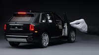 Tapi ini bukan diecast sembarangan. Paling tidak itu bisa dilihat dari harganya yang mencapai US$ 17.100. Dengan kurs saat ini, angka tersebut setara dengan Rp 253,188 juta. (Rolls-Royce)