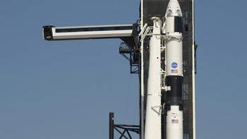 Roket dan kapsul SpaceX sudah siap di landasan. Foto: AP/Bill Ingalls