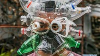 Leeroy New menggunakan botol plastik daur ulang, gelas, dan kok untuk membuat masker COVID-19 artistik. Foto: Dok. Xinhua/Rouelle Umali