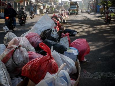 Jorok! Tumpukan Sampah di Jalan Raya Cileduk