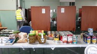 Namun semangat berbagi di bulan yang mulia ini tidak lantas berhenti begitu saja. Melalui organisasi kemanusiaan Stirling Aid, komunitas muslim bekerja sama dengan The Salvation Army, yaitu organisasi amal gereja internasional yang berbasis di London, membuka posko setiap hari di Central Scotland Islamic Centre guna mengumpulkan donasi berupa makanan dan toiletries untuk warga tidak mampu yang membutuhkan, serta alat pelindung diri bagi tenaga medis (Ridha Khairina/istimewa)