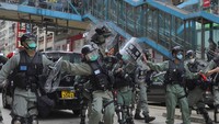 Polisi anti huru hara dikerahkan usai pengunjuk rasa mengabaikan peringatan sebelumnya dari pihak berwenang terhadap majelis yang tidak sah.