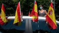 Massa demonstran memenuhi jalan-jalan di Madrid pada Sabtu (23/5) waktu setempat menyusul seruan partai Vox untuk memprotes lockdown.