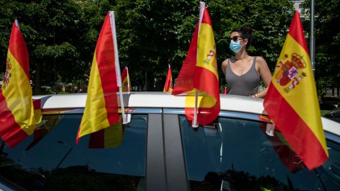 Warga Spanyol Ribuan warga Spanyol turun ke jalan untuk memprotes langkah-langkah lockdown (penguncian) yang diterapkan untuk mengendalikan penyebaran virus Corona.