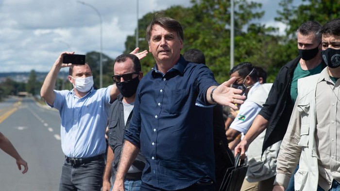 Presiden Brasil Jair Bolsonaro ikut turun ke jalan dan berbicara di hadapan para pendukungnya. Dia menyapa pendukungnya dengan tidak memakai masker.