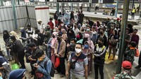 Hal itu merupakan imbas dari pembatasan jam operasional yaitu pada pagi hari pukul 05.00 - 08.00 WIB dan sore hari pukul 16.00 - 18.00 WIB.