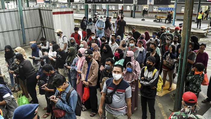 Calon penumpang berjalan menuju Kereta Rel Listrik (KRL) di Stasiun Manggarai, Jakarta, Senin (25/5/2020). PT Kereta Commuter Indonesia atau KCI melaporkan volume pengguna KRL saat pembatasan operasional di hari Lebaran 2020 turun 90 persen dibanding tahun sebelumnya, hal itu merupakan imbas dari pembatasan jam operasional yaitu pada pagi hari pukul 05.00 - 08.00 WIB dan sore hari pukul 16.00 - 18.00 WIB.  ANTARA FOTO/Muhammad Adimaja/hp.