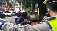 Hingga hari kedua lebaran ini ada sekitar 100 wisatawan yang terjaring penyekatan hingga pukul 10.00 WIB.