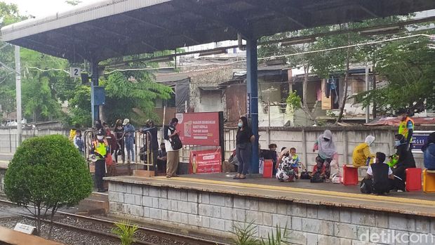 Kondisi di Stasiun Angke, Senin (25/5/2020) siang tadi (Luqman/detikcom)