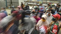 Calon penumpang berjalan menuju Kereta Rel Listrik (KRL) di Stasiun Manggarai, Jakarta, Senin (25/5/2020).