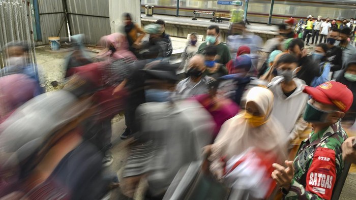 Calon penumpang berjalan menuju Kereta Rel Listrik (KRL) di Stasiun Manggarai, Jakarta, Senin (25/5/2020). PT Kereta Commuter Indonesia atau KCI melaporkan volume pengguna KRL saat pembatasan operasional di hari Lebaran 2020 turun 90 persen dibanding tahun sebelumnya, hal itu merupakan imbas dari pembatasan jam operasional yaitu pada pagi hari pukul 05.00 - 08.00 WIB dan sore hari pukul 16.00 - 18.00 WIB.  ANTARA FOTO/Muhammad Adimaja/hp.