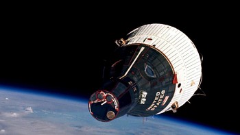 Kapsul Gemini dari Amerika Serikat diadaptasi dari Mercury dan diubah untuk menampung lebih banyak astronaut dan melakukan tugas yang lebih rumit seperti docking. Kapsul ini aktif pada tahun 1965-1966. Foto: NASA