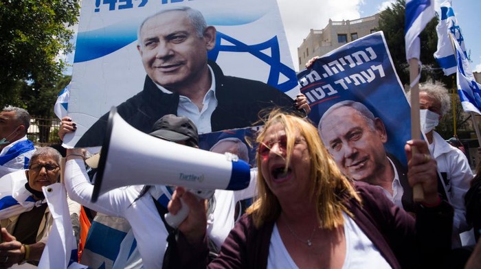 Warga Israel berdemonstrasi memprotes Perdana Menteri Israel Benjamin Netanyahu di Yerusalem, Israel.