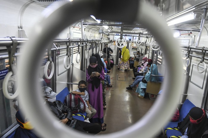 Calon penumpang berjalan menuju Kereta Rel Listrik (KRL) di Stasiun Manggarai, Jakarta, Senin (25/5/2020). PT Kereta Commuter Indonesia atau KCI melaporkan volume pengguna KRL saat pembatasan operasional di hari Lebaran 2020 turun 90 persen dibanding tahun sebelumnya, hal itu merupakan imbas dari pembatasan jam operasional yaitu pada pagi hari pukul 05.00 - 08.00 WIB dan sore hari pukul 16.00 - 18.00 WIB.  ANTARA FOTO/Muhammad Adimaja/hp.