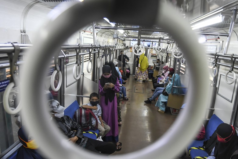 VOLUME PENGGUNA KRL MENURUN Calon penumpang berjalan menuju Kereta Rel Listrik (KRL) di Stasiun Manggarai, Jakarta, Senin (25/5/2020). PT Kereta Commuter Indonesia atau KCI melaporkan volume pengguna KRL saat pembatasan operasional di hari Lebaran 2020 turun 90 persen dibanding tahun sebelumnya, hal itu merupakan imbas dari pembatasan jam operasional yaitu pada pagi hari pukul 05.00 - 08.00 WIB dan sore hari pukul 16.00 - 18.00 WIB. ANTARA FOTO/Muhammad Adimaja/hp.