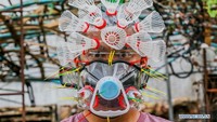 Tentu saja ini bukan masker yang baik untuk dipakai dalam menangkal virus corona karena keamanannya dari droplet sangat kurang. Foto: Dok. Xinhua/Rouelle Umali