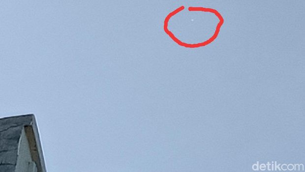 Benda misterius terlihat terbang di langit wilayah Kecamatan Delanggu, Klaten, Senin (25/5/2020).