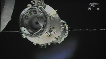 China menjadi negara ketiga yang mengembangkan pesawat antariksa dengan Shenzhou. Pesawat ini pertama kali meluncurkan manusia ke orbit pada tahun 2003, dan hingga tahun 2016 telah ada enam pesawat Shenzhou yang mengantarkan manusia ke luar angkasa. Foto: STR/AFP via Getty Images