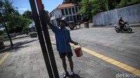 PSBB juga membuat aktivitas warga menjadi dipersempir guna menekan penyebaran rantai virus Corona.