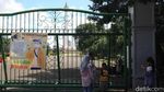 Monas Tutup, Pengunjung Cuma Foto-foto dari Balik Pagar