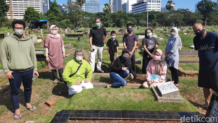 Keluarga Elgina Elrum ziarah ke TPU Menteng Pulo di hari kedua Lebaran (Yogi Ernes/detikcom)