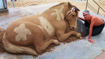Adalah Andoni Bastarrika yang kerap bermain ke pantai dan menjadikan pasir sebagai objek karya seninya. Foto: Dok. Andoni Bastarrika