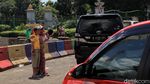 Monas Tutup, Pengunjung Cuma Foto-foto dari Balik Pagar