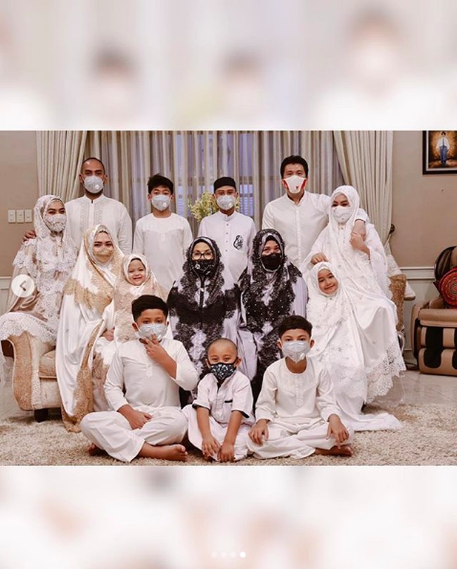 Berapa harga mukena premium Syahrini yang dihiasi emas 24 karat ini? Berdasarkan informasi yang didapat Wolipop saat menanyakan harga mukena ini ke akun @fatimahsyahrini, mukena dijual seharga Rp 5 juta, namun saat ini sedang ada penawaran diskon menjadi Rp 3.999.000. Pembelian mukena ini juga dilengkapi dengan masker cantik seperti yang dipakai Syahrini dan keluarga. Foto: Dok. Instagram @princessyahrini