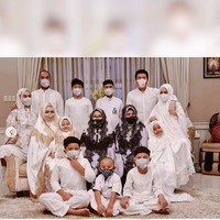 Berapa harga mukena premium Syahrini yang dihiasi emas 24 karat ini? Berdasarkan informasi yang didapat Wolipop saat menanyakan harga mukena ini ke akun @fatimahsyahrini, mukena dijual seharga Rp 5 juta, namun saat ini sedang ada penawaran diskon menjadi Rp 3.999.000. Pembelian mukena ini juga dilengkapi dengan masker cantik seperti yang dipakai Syahrini dan keluarga. Foto: Dok. Instagram @princessyahrini