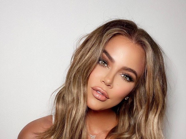 Dalam foto yang telah disukai oleh lebih dari 4,8 juta orang itu Khloe hanya memberi keterangan location: under bitches skiiiinnnnn. Dirinya tidak menjelaskan apa saja yang telah dilakukan atau diubahnya untuk mendapatkan tampilan barunya itu.  Foto: Dok. Instagram Khloe Kardashian