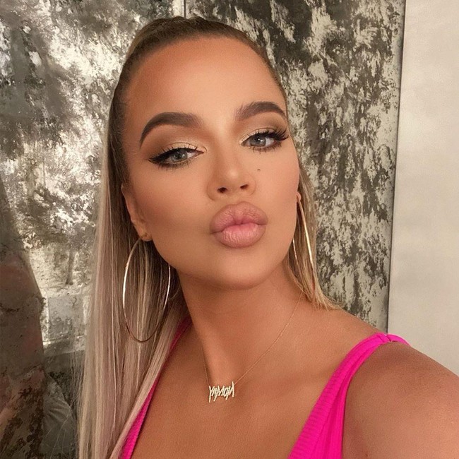 Tidak sedikit komentar netizen yang memuji penampilan baru dari Khloe. Namun ada juga yang mengkritiknya terlalu banyak melakukan Photoshop pada fotonya. Terlalu banyak pekerjaan kosmetik yang dilakukan sehingga saya tidak mengenali Khloe lagi dan kamu adalah favorit saya, tulis salah satu komentar. Bagaimana menurutmu?  Foto: Dok. Instagram Khloe Kardashian