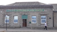 Meski jumlahnya tidak sebanyak kota besar lain di Inggris, komunitas muslim di Stirling cukup aktif dalam kegiatan keagamaan maupun sosial kemasyarakatan. Satu-satunya masjid yang ada, yakni Central Scotland Islamic Centre yang terletak di kawasan Burghmuir Road, menjadi pusat aktivitas muslim Stirling (Ridha Khairina/istimewa)