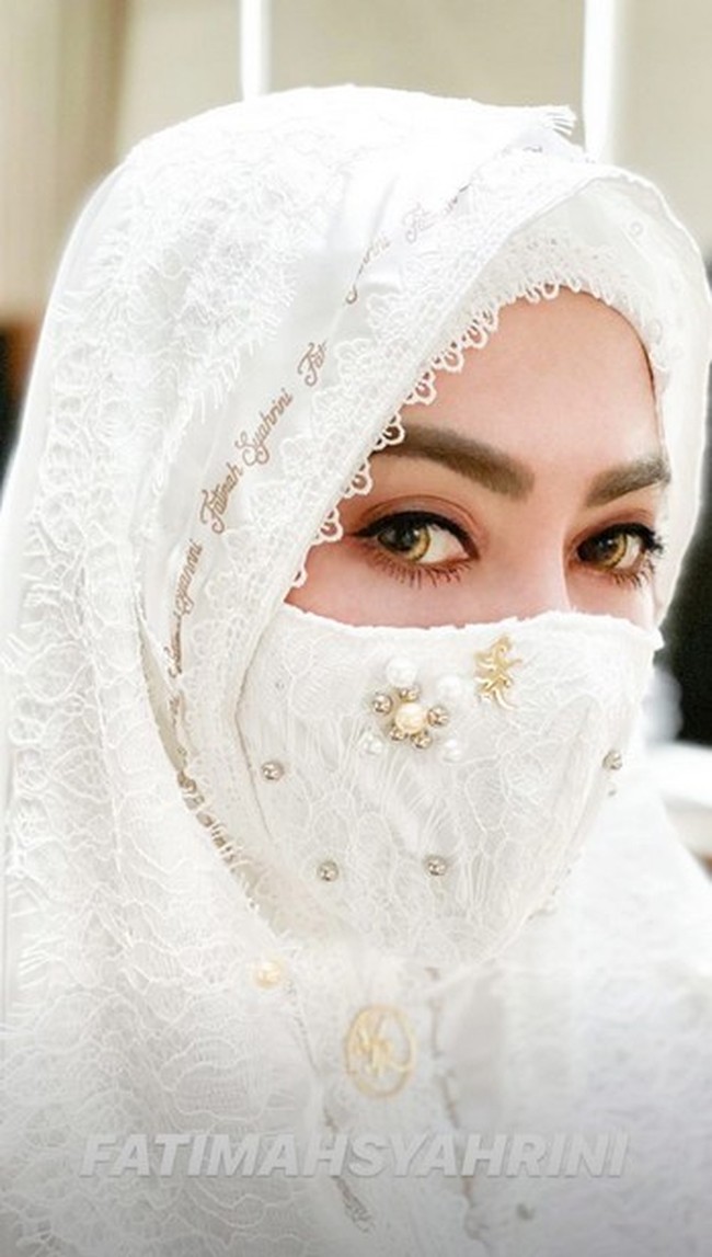 Syahrini mengunggah penampilannya memakai mukena dari brand Fatimah Syahrini ke akun Instagramnya Senin (25/5/2020). ALHAMDULILLAH .... EID MUBARAK 1441 H ! tulisnya pada keterangan foto. Pada foto yang diunggahnya, tampak Syahrini memakai mukena putih yang dihiasi tag logo SYR di bagian bawah dagu. Mukena yang dipakainya itu merupakan koleksi terbatas dari merek Fatimah Syahrini. Foto: Dok. Instagram @princessyahrini