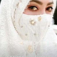 Syahrini mengunggah penampilannya memakai mukena dari brand Fatimah Syahrini ke akun Instagramnya Senin (25/5/2020). ALHAMDULILLAH .... EID MUBARAK 1441 H ! tulisnya pada keterangan foto. Pada foto yang diunggahnya, tampak Syahrini memakai mukena putih yang dihiasi tag logo SYR di bagian bawah dagu. Mukena yang dipakainya itu merupakan koleksi terbatas dari merek Fatimah Syahrini. Foto: Dok. Instagram @princessyahrini