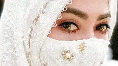 Lebaran Tetap Cetar, Intip Gaya Syahrini Pakai Mukena Rp 5 Juta